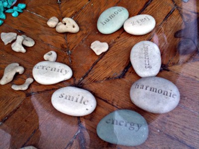 Cute little rocks　ｗｉｔｈ　ｗｏｒｄｓ：　ｓｅｒｅｎｉｔｙ，　ｓｍｉｌｅ，　ｅｎｅｒｇｙ，　ｈａｒｍｏｎｉｅ，　ｇｅｎｅｒｏｓｉｔｙ，　ｈｕｍｏｕｒ．